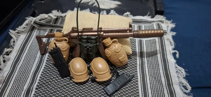 Kit militar para bonecos 1/6 (são 8 itens)