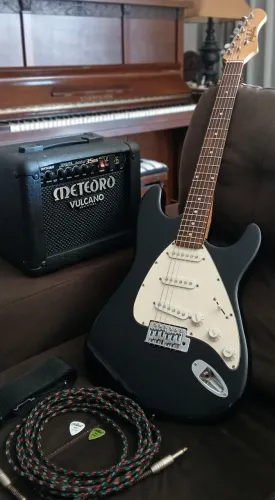 Kit Guitarra DOLPHIN Stratocaster + Cubo METEORO Vulcano + Acessórios