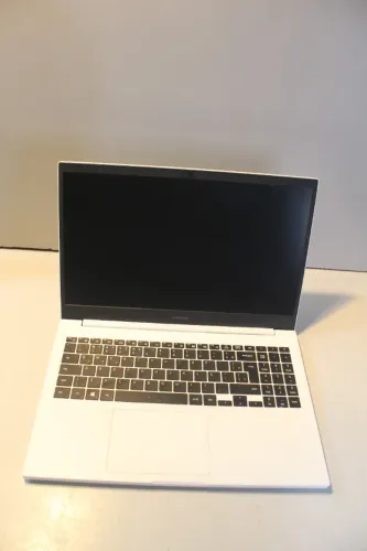 Notebook Samsung NP550XDA com detalhe