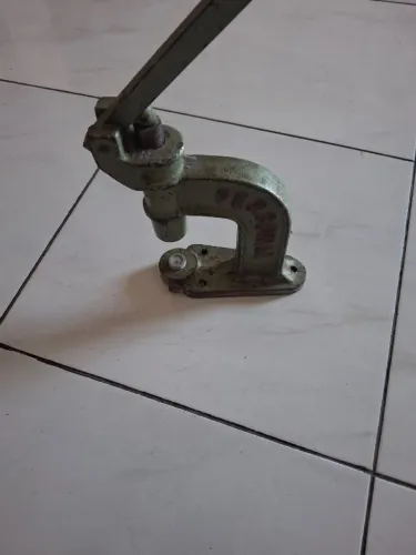 Vendo Maquina de pregar botao de pressao
