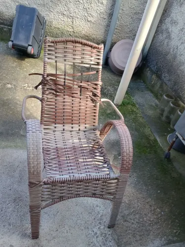 Vendo cadeira de fita trançada precisando de concerto !