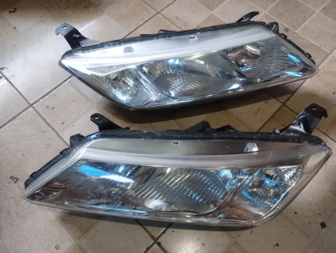 Par de farol do Honda City 2016.