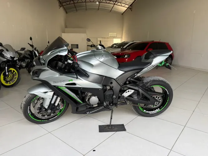 Domine as Pistas e as Ruas: Kawasaki Ninja ZX-10R em Estado de Nova!