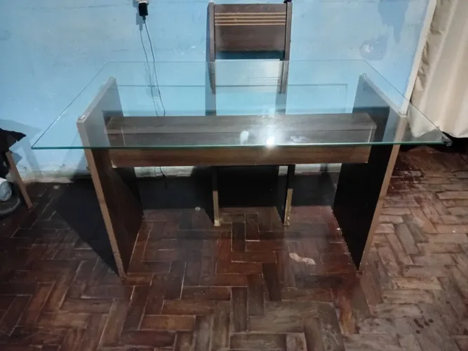 Mesa de jantar sem cadeiras