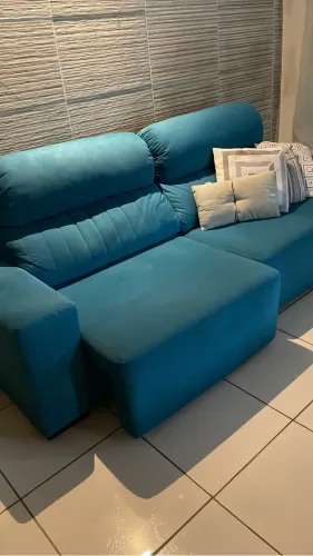 Sofá retrátil, todo inteiro e sem marcas de uso