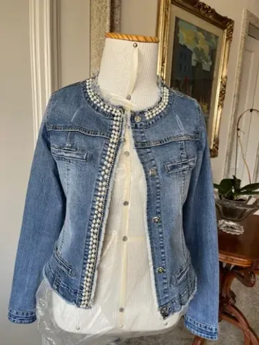 Jaqueta Jeans nova(M) feminina bordada c/ pérolas/brilhantinhos