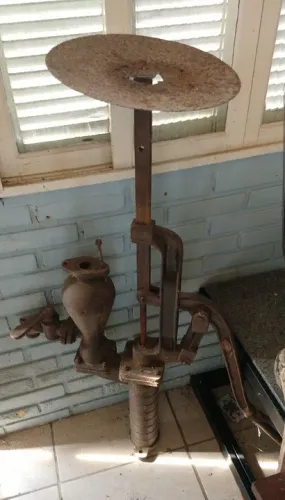 Bomba D'água Antiga 
