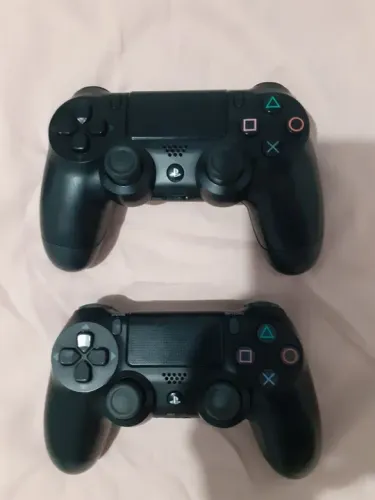 Controles originais de ps4 .  230$ cada.