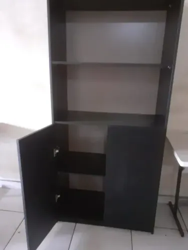 nov - armário alto na cor preto com fundo branco e duas portas - entrego