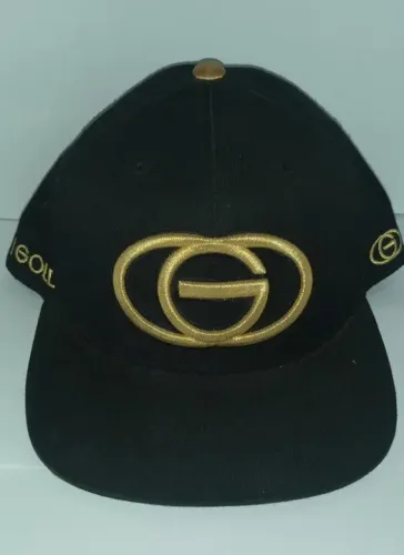 Boné preto com letras douradas Gold
