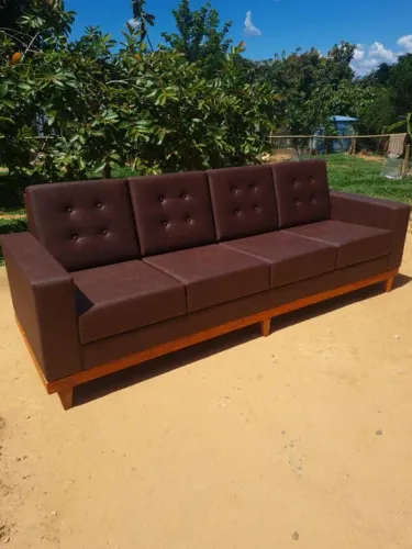 Sofá 4 lugares em couro sintético, com base maciça, em até 10x sem juros