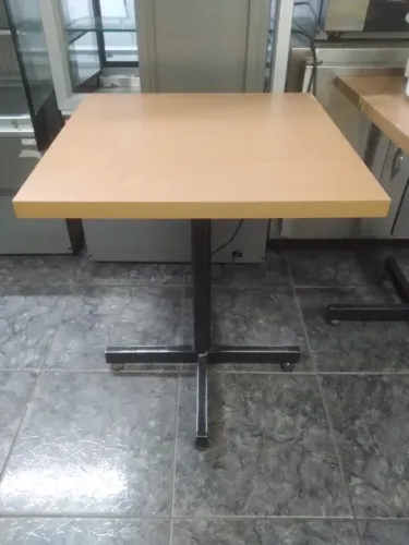 Mesa quadrada para 4 lugares