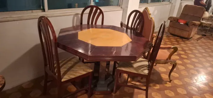 conjunto de mesa de jantar octogonal com seis cadeiras de madeira dos anos 70