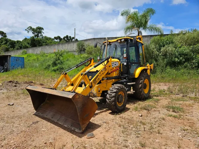 Retroescavadeira 4x4 locacao