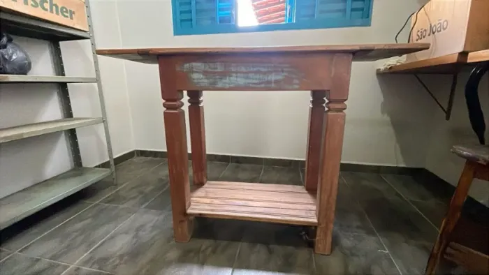 Mesa rústica de madeira maciça