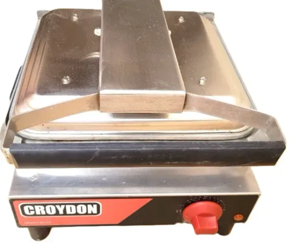  Oferta. Chapa Sanduicheira Elétrica Estriada - Sase Croydon Cor Preto e vermelha