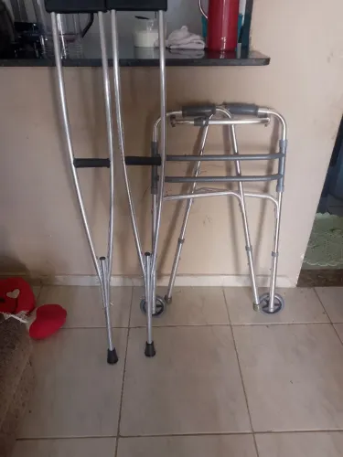 Vendo uma moleta e um andador 