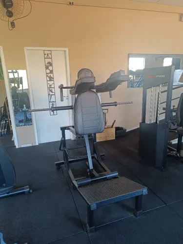 Máquina  hack para Treino de Pernas