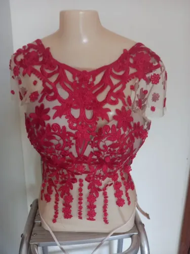 Body de renda vermelha