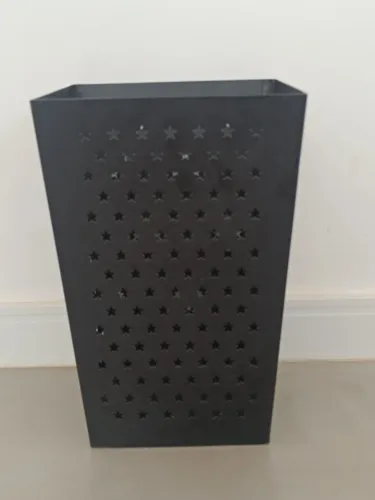 Lixeira de metal preta