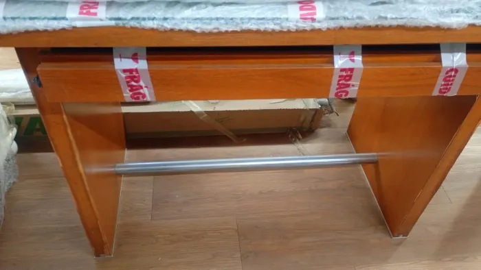 Mesa de escritório de madeira e tampo de vidro