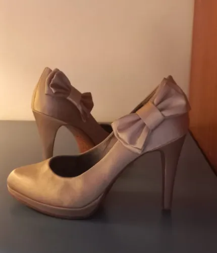 Lindo vestido de festa e casamento.