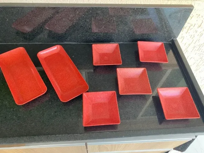 Conjunto 7 potes vermelhos plástico para servir preço final R$ 30,00