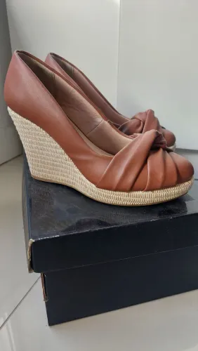 Sapato Anabela Marrom com Detalhe em Nó