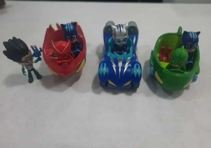 3 Carros e 5 bonecos PJ Mask