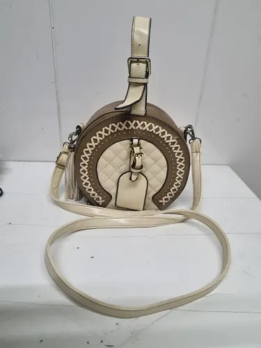 Bolsa redonda com detalhes e alça transversal