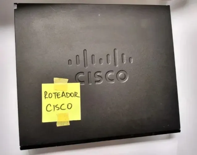 Roteador cisco usado funcionado.