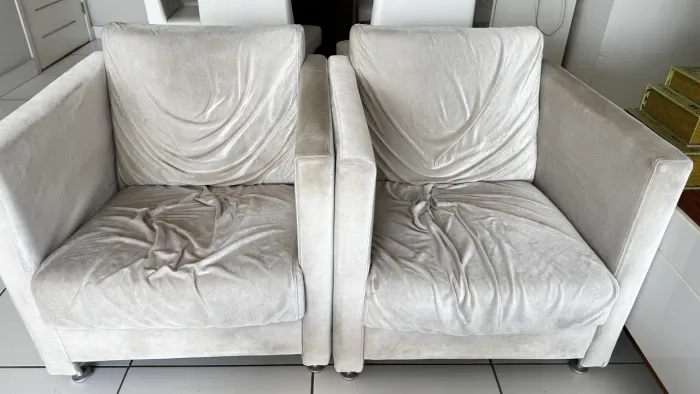 POLTRONAS COM PÉS EM AÇO