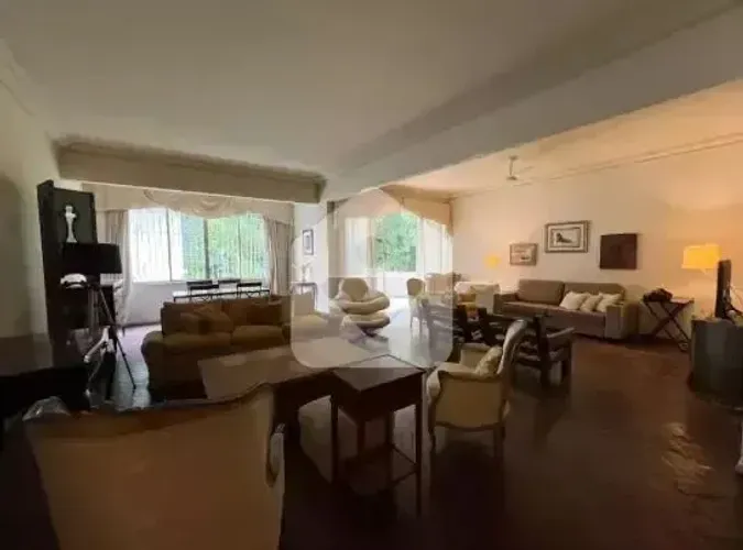 Apartamento com 190 m² de fundos e vista para o verde