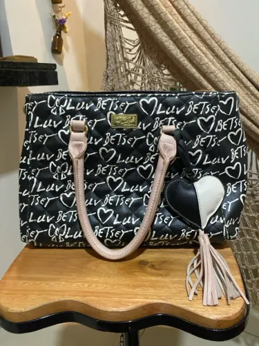Bolsa Betsey Johnson com detalhes de coração