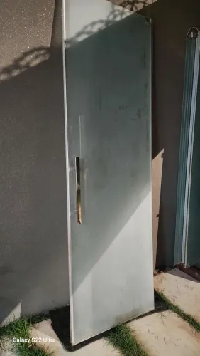Porta de Vidro Jateado de correr, com Puxador em Inox