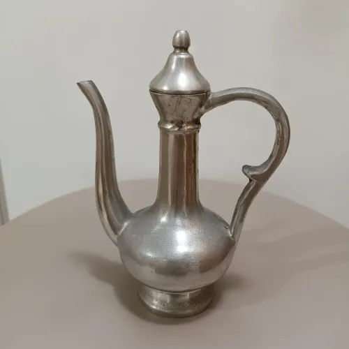 Antigo bule em estanho