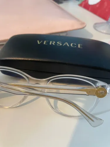 Óculos Versace - Armação Transparente com Detalhes Dourados