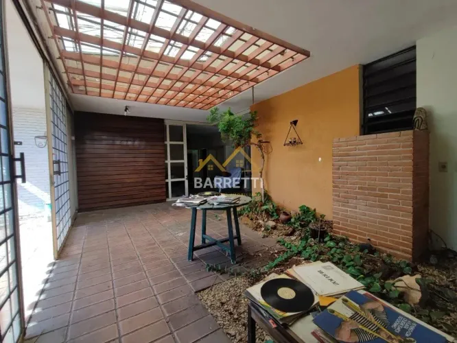 Casa para locação com 1.212 m², contendo quatro quartos, três salas, quatro banheiros e qu