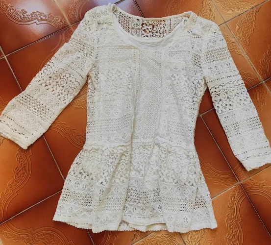 Blusa de renda branca com mangas longas