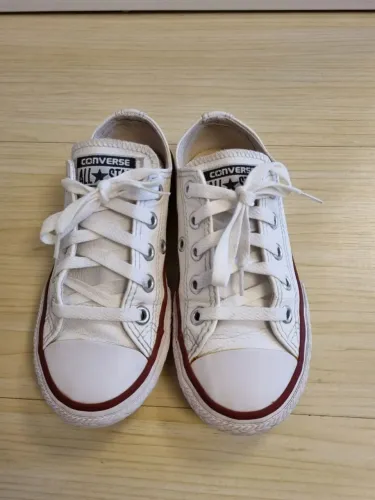 Tênis Converse Infantil branco, em couro.