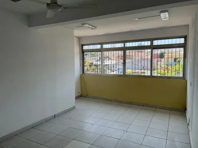 Salas comerciais com área de 45m² e um banheiro