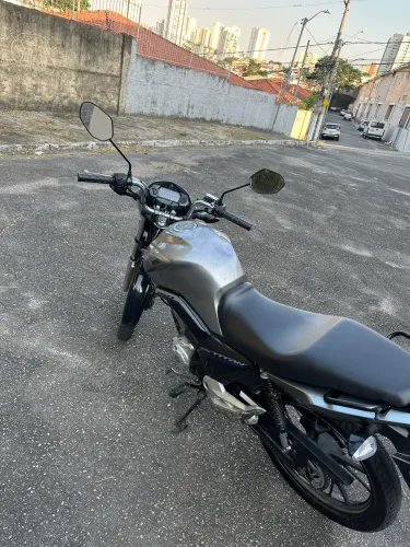 Moto em dia chama para fazer negócio 