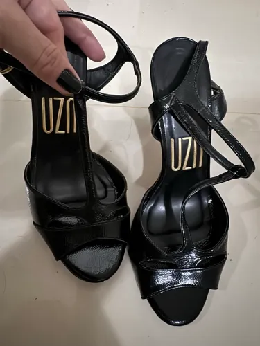 Sandália couro verniz UZA