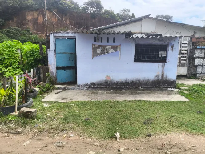 CASA COM COMÉRCIO (Leia a descrição.)