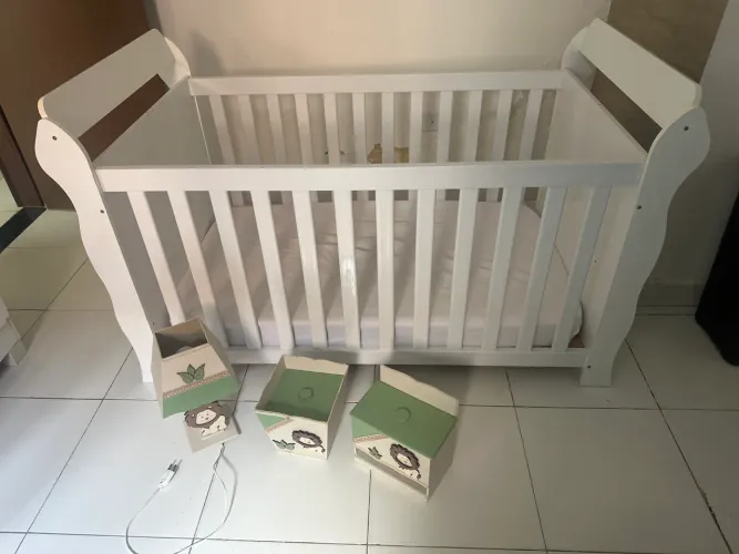 Berço que vira cama + colchão + kit higiene 