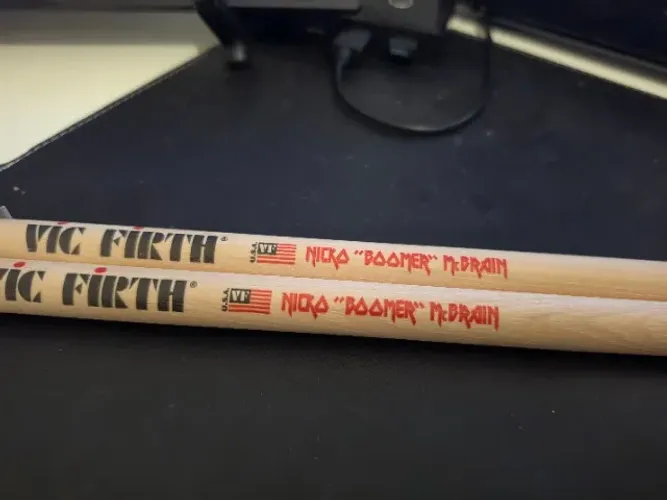 Par de baquetas Nicko McBrain Vic Firth Iron Maiden