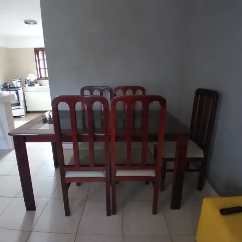 Mesa c 6 cadeiras de madeira