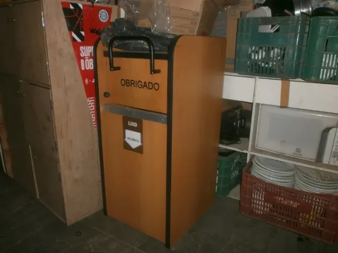 balcão - apoio de bandeijas plástica - com lixeira