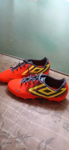 Chuteira umbro novinha 2 usos so tamanho 39 40