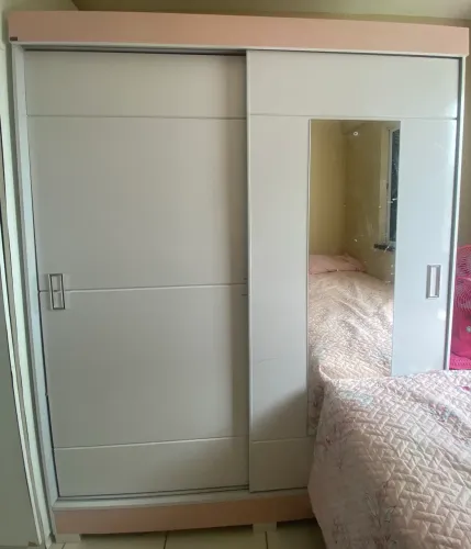 Guarda-roupa seminovo cores: rosa e branco